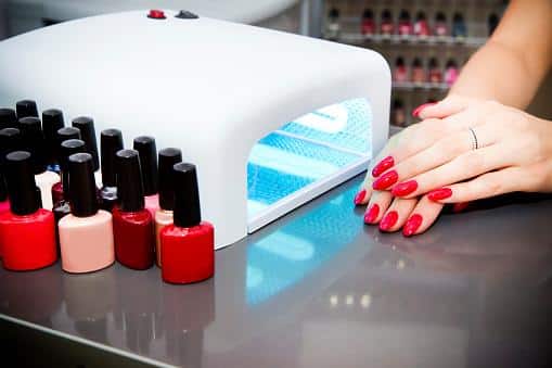 vernis avec une machine à UV dans un salon de beauté