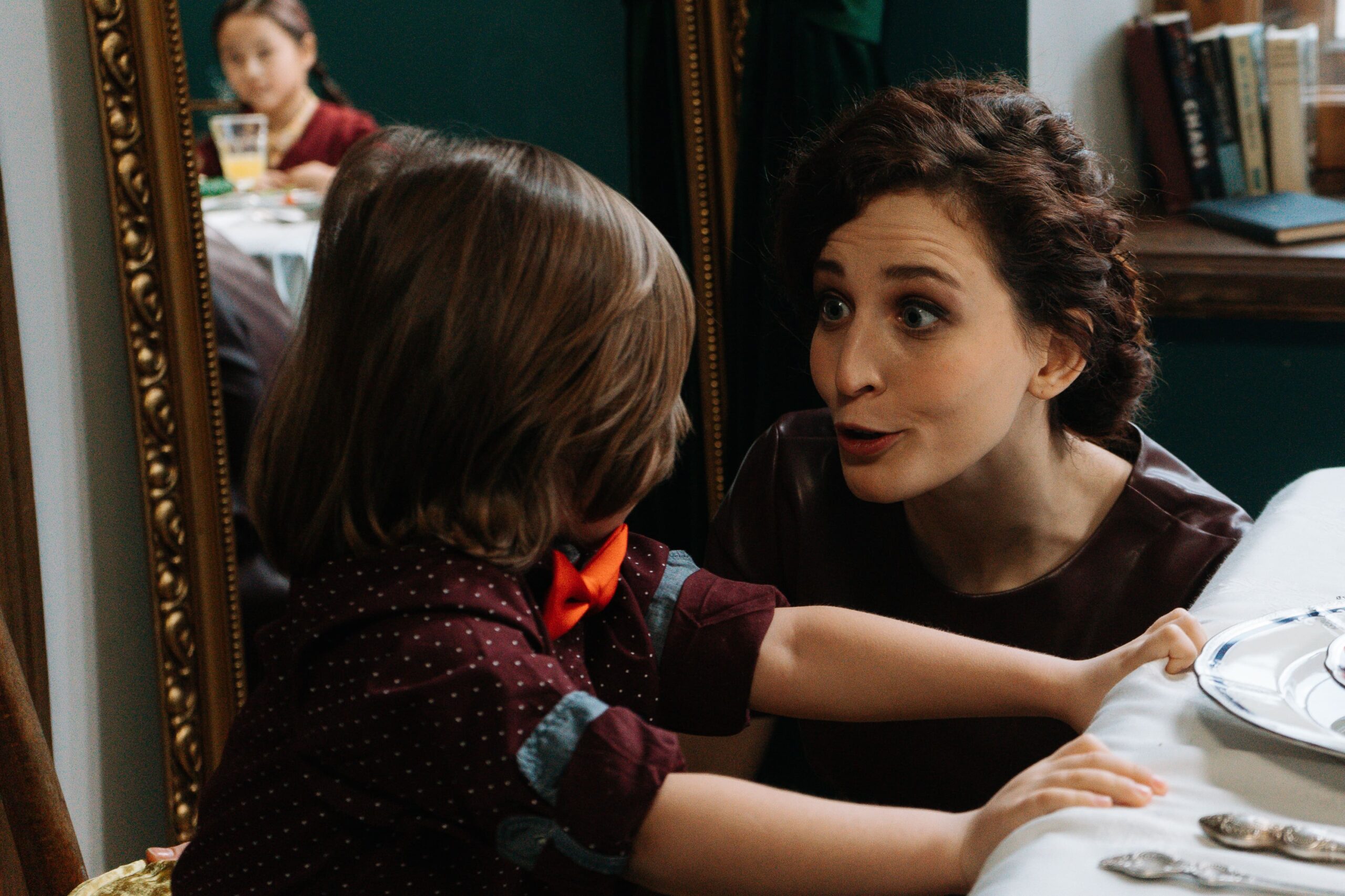 une nounou avec un enfant