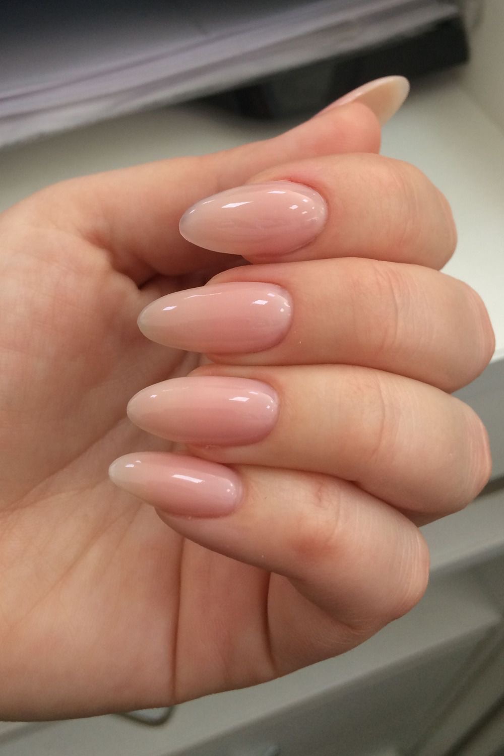 ongles en amande couleur nude 