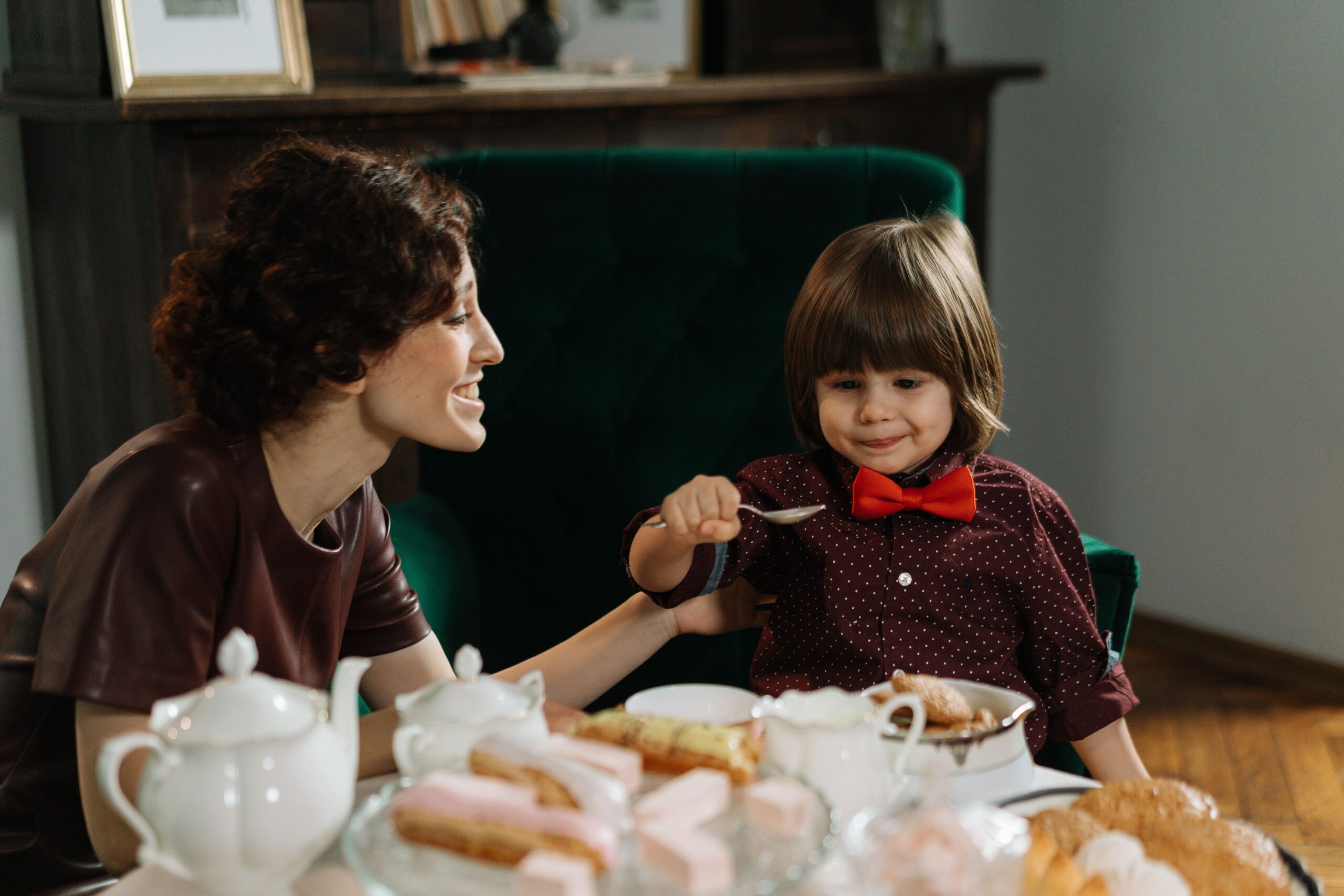 femme avec garçon en train de prendre le goûter
