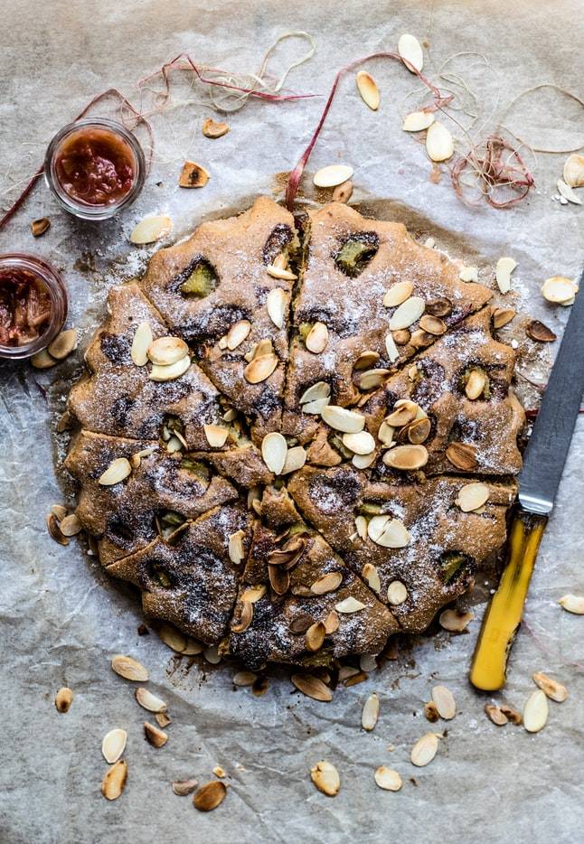 gâteau fait maison avec des amandes effilées vu du dessus sur une table