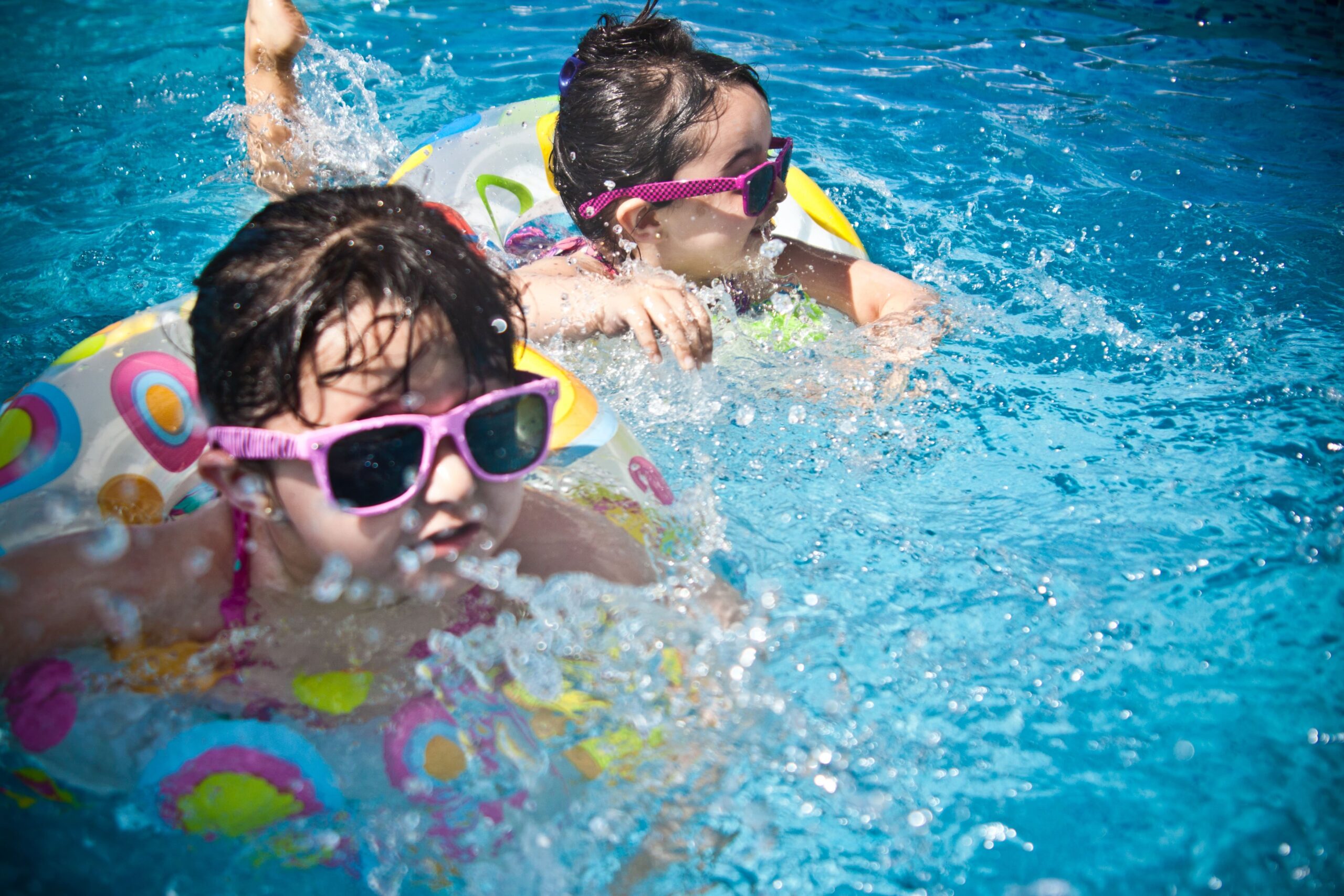 des enfants dans une piscine