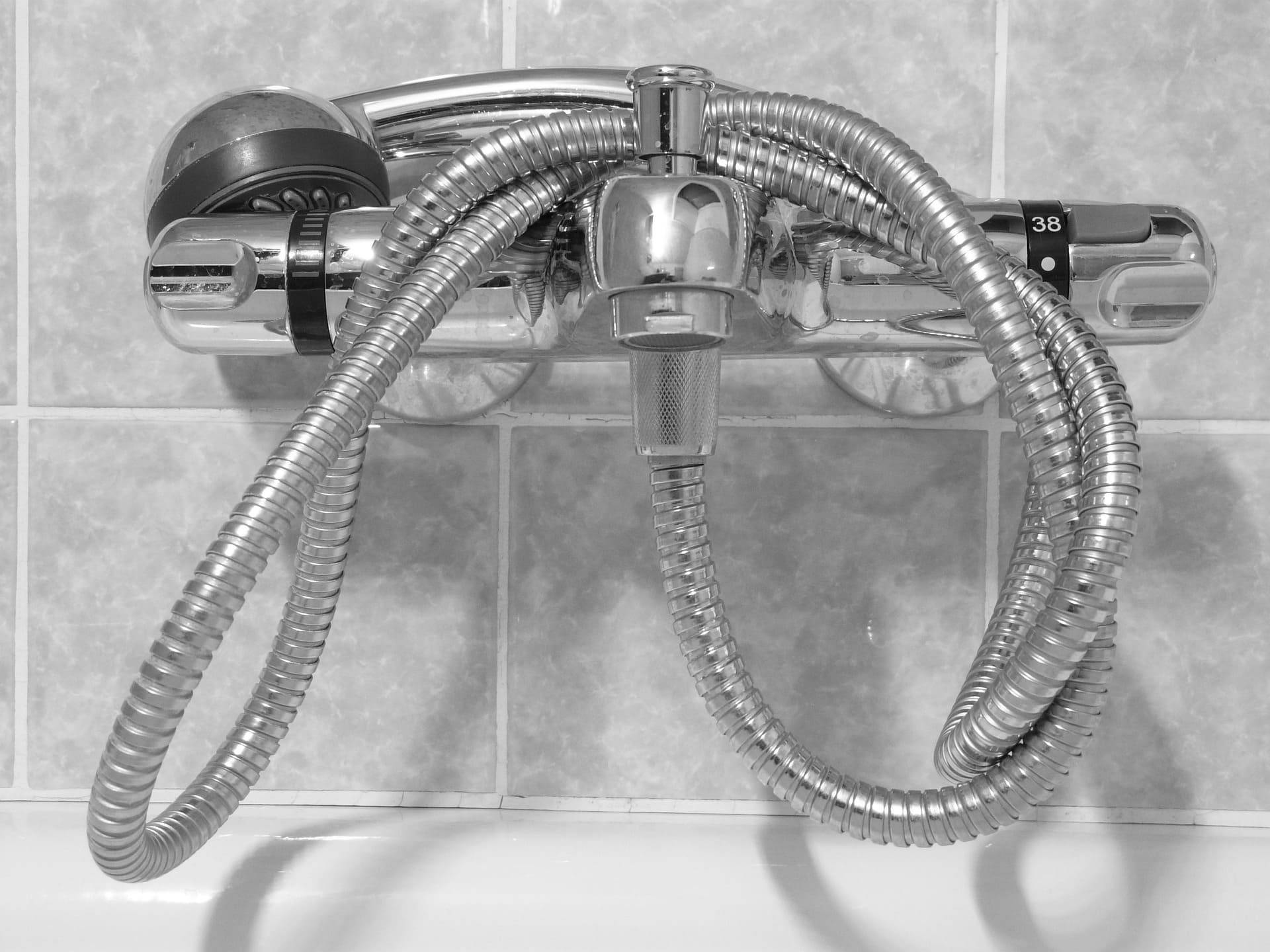 Un pommeau de douche entartré