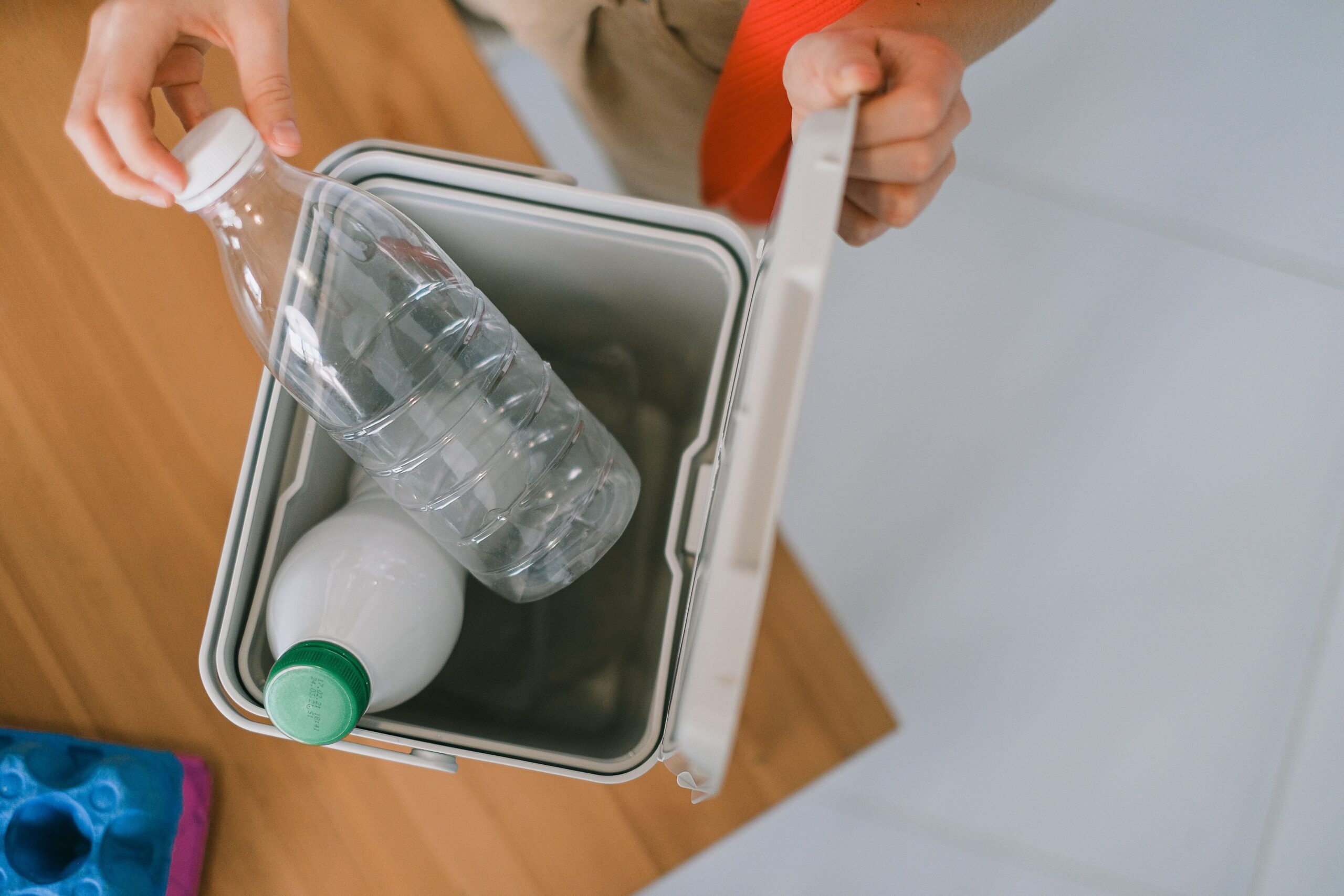 une femme qui jette ses poubelles