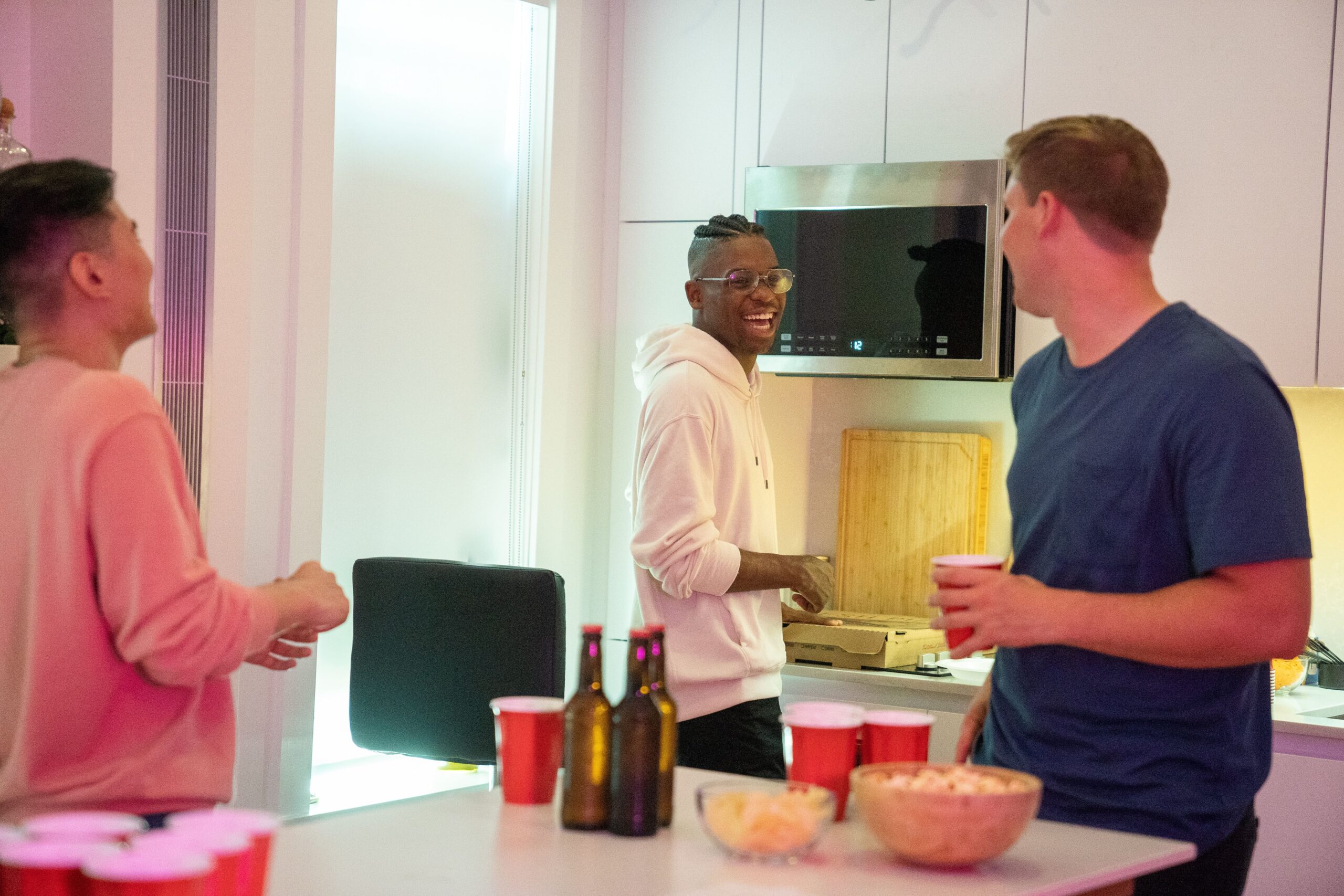 un groupe d'amis devant un micro-onde