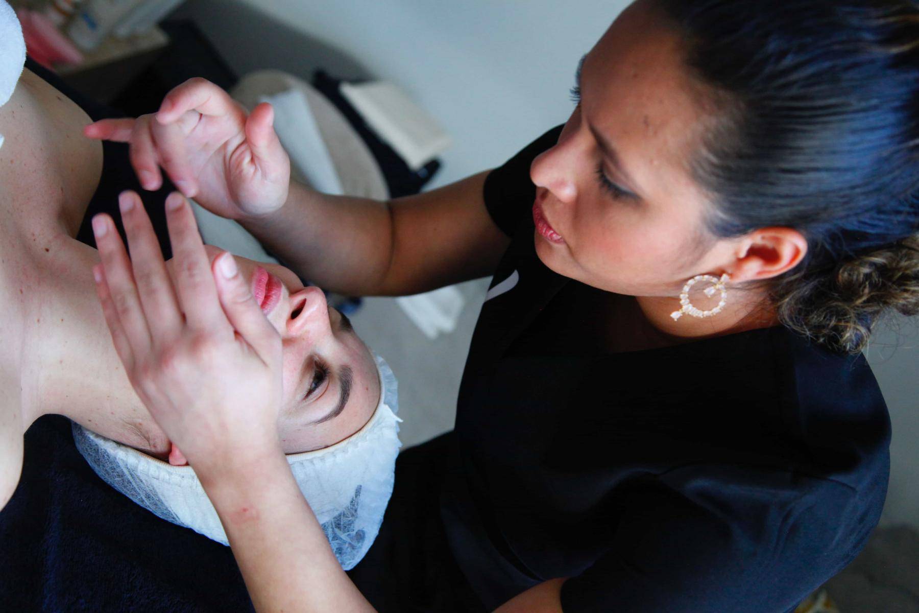 soin visage avec Estefany, estheticienne a domicile Wecasa
