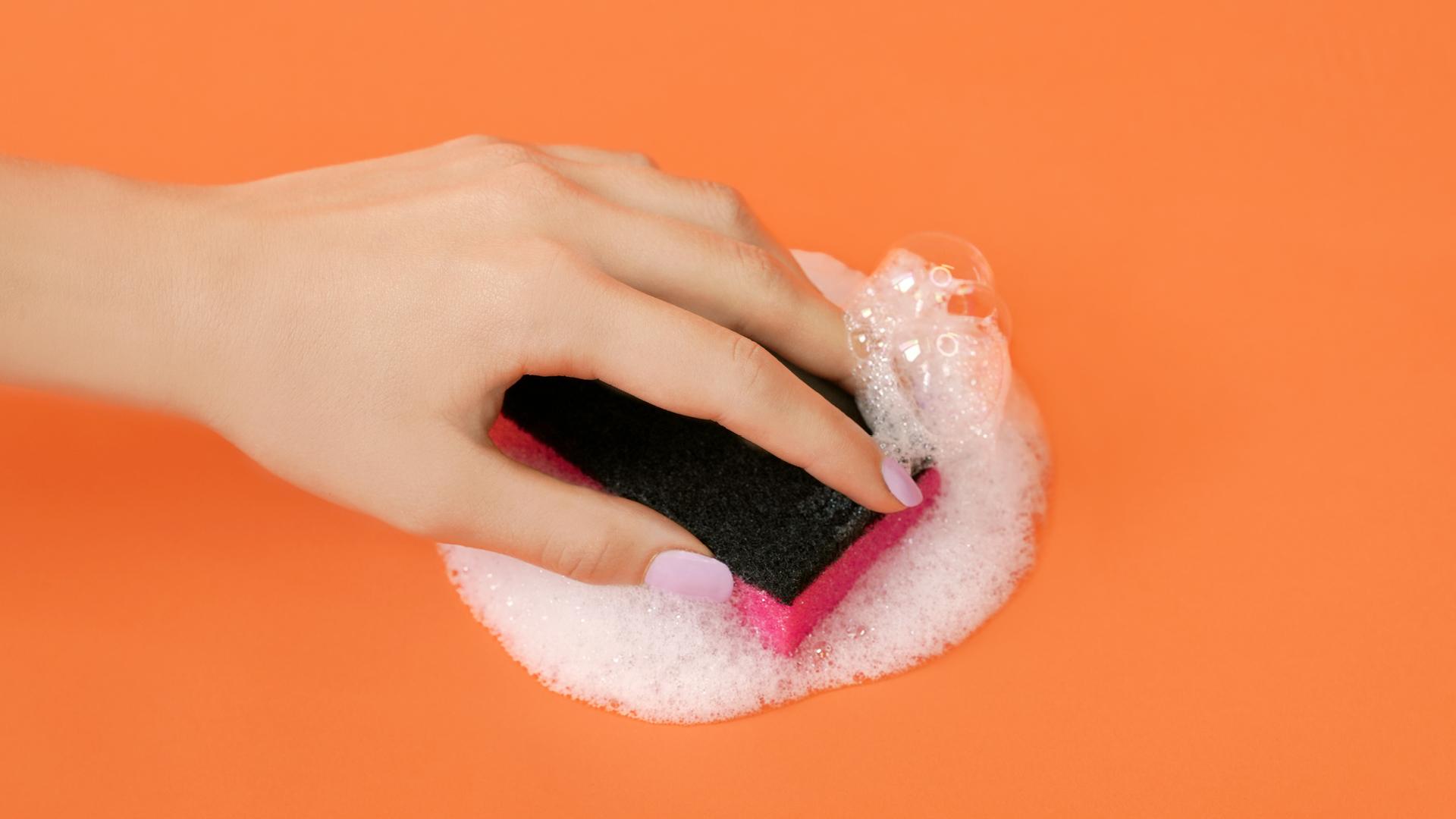 Une femme de ménage passe l'éponge