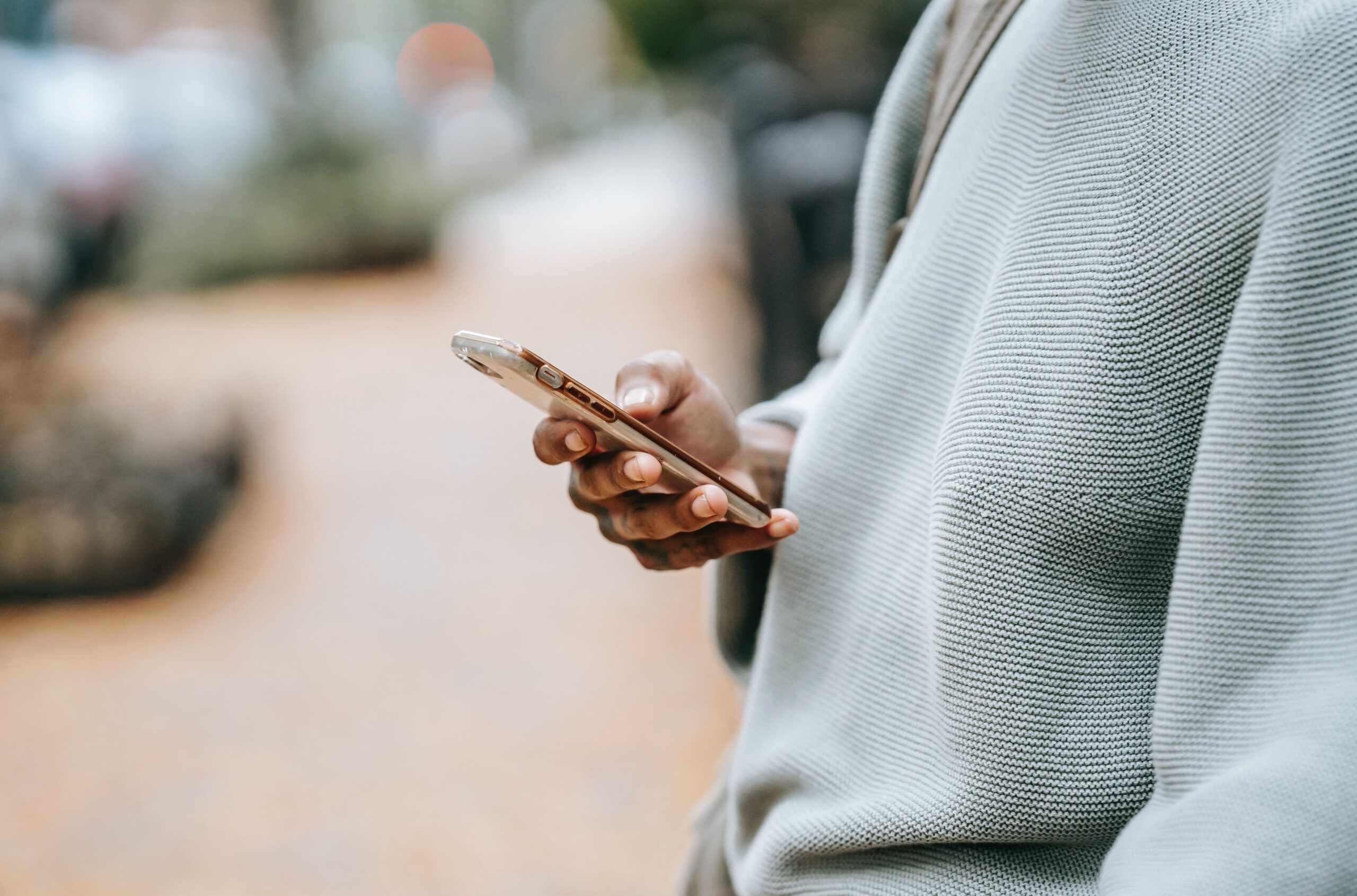 un homme avec un téléphone portable