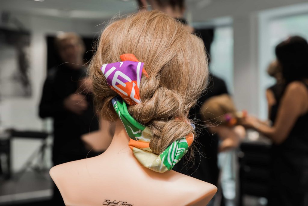 Réalisation tresse soirée nouée foulard