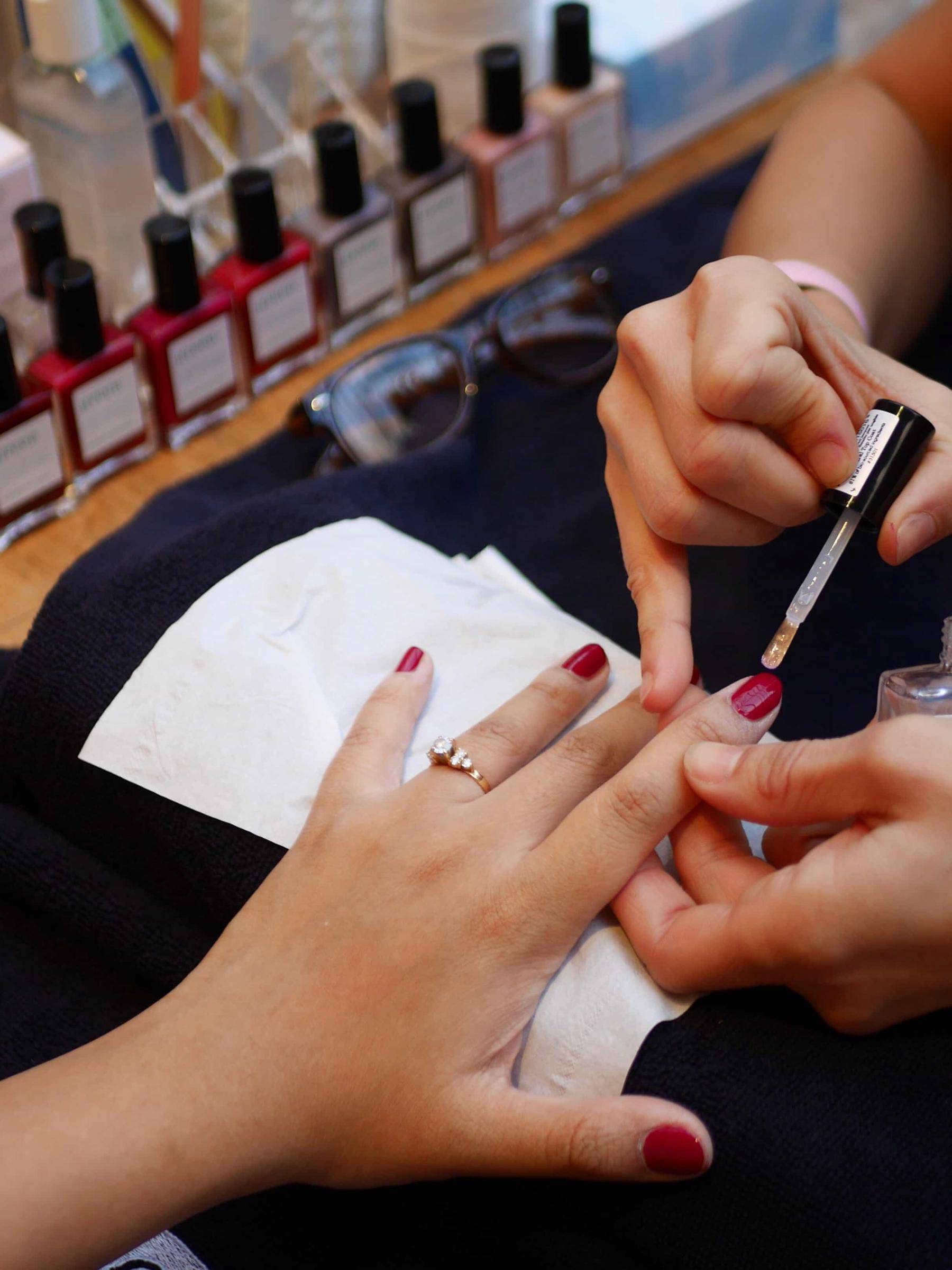 réalisation pose de vernis par esthéticienne 